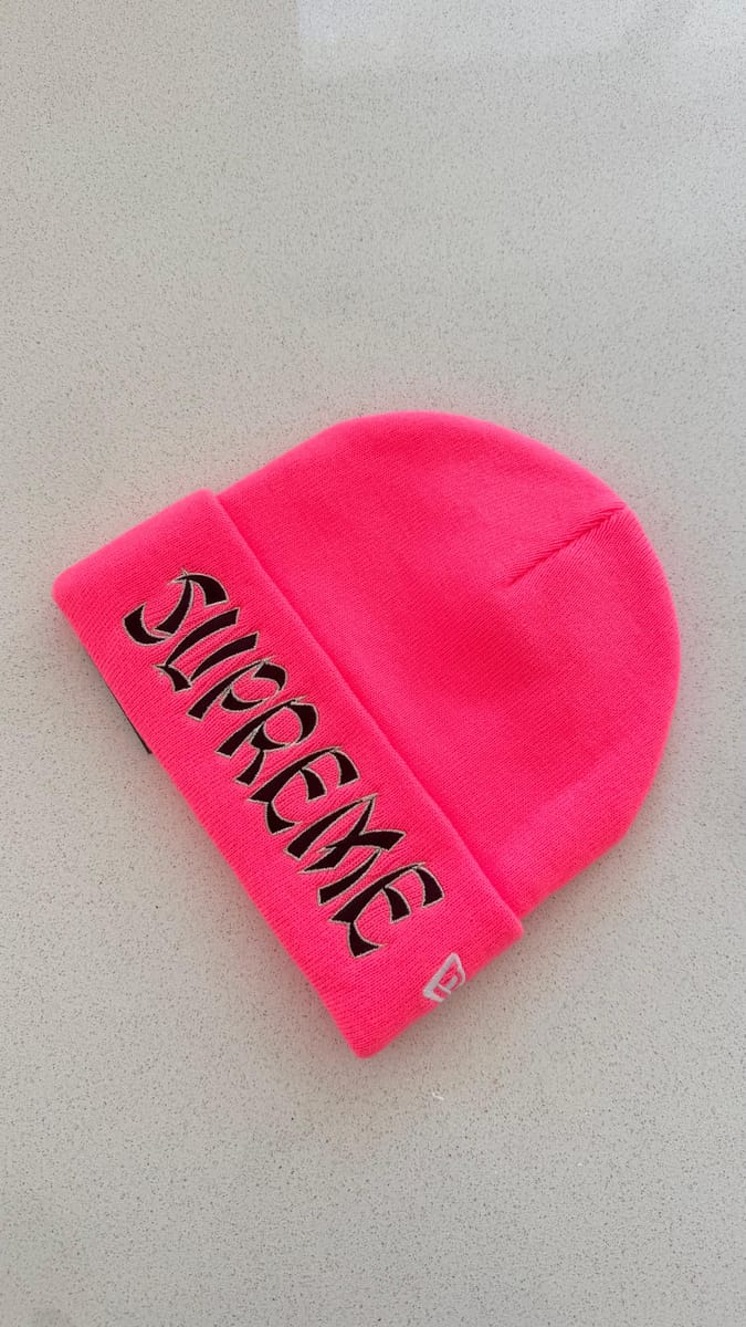 Supreme Gorro New Era con logo bordado "Rosa flúo"