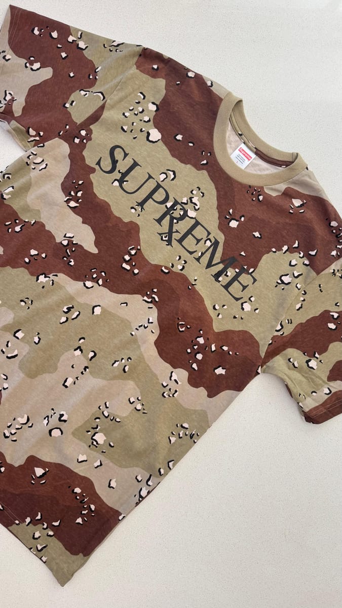 Supreme Remera logo camuflado desierto