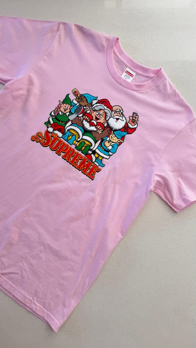 Supreme Remera navideña (Papá Noel y duendes) "Rosa"