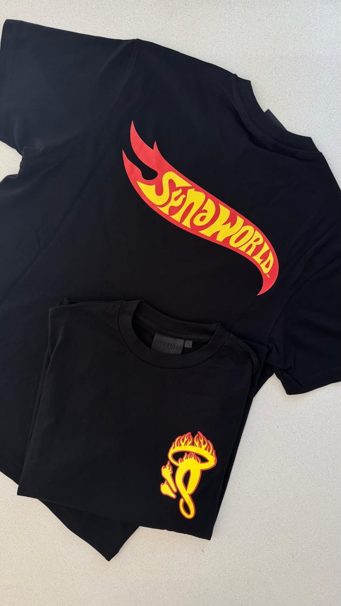 Syna World Remera logo llama "Negro"
